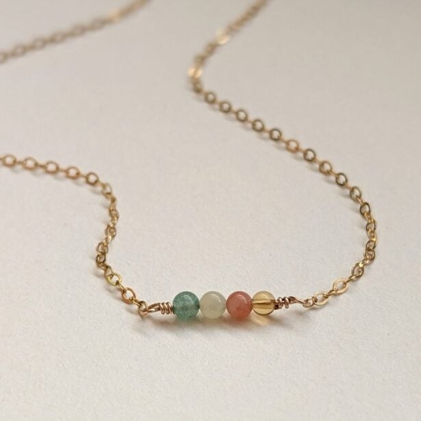 Collier familial à pierres semi-précieuses
