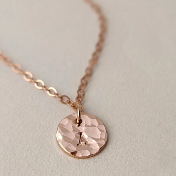 Collier moyen disque lettré - Martelé