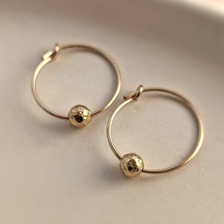 Anneaux d'oreilles à billes martelées - Peasejewelry