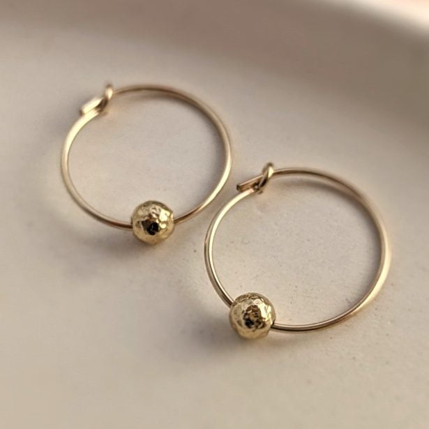 Anneaux d'oreilles à billes martelées - Peasejewelry