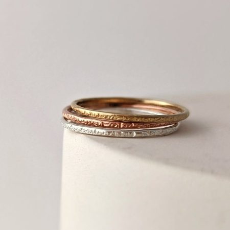 Bague texturée à l'histoire fascinante - Peasejewelry