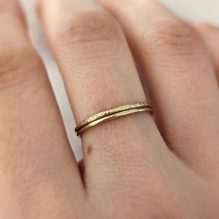 Bague texturée à l'histoire fascinante - Peasejewelry