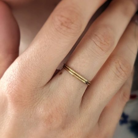 Bague texturée à l'histoire fascinante - Peasejewelry