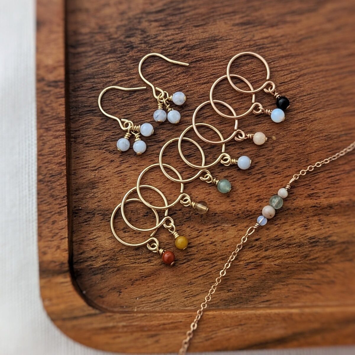 collier-familial-a-pierres-semi-precieuses-931192 Collier familial à pierres semi-précieuses - Peasejewelry