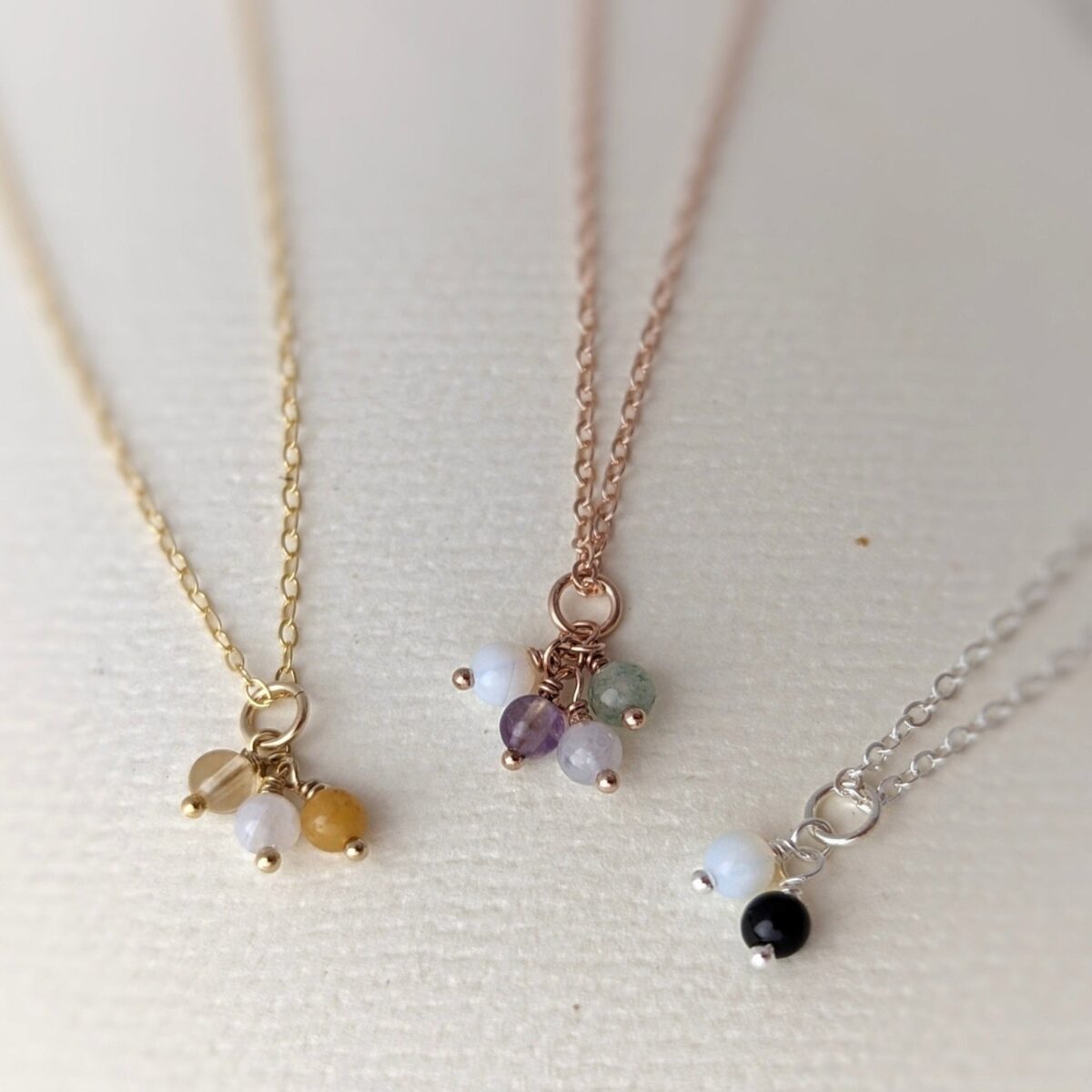collier-familial-en-grappe-a-pierres-semi-precieuses-972548 Collier familial en grappe à pierres semi-précieuses - Peasejewelry
