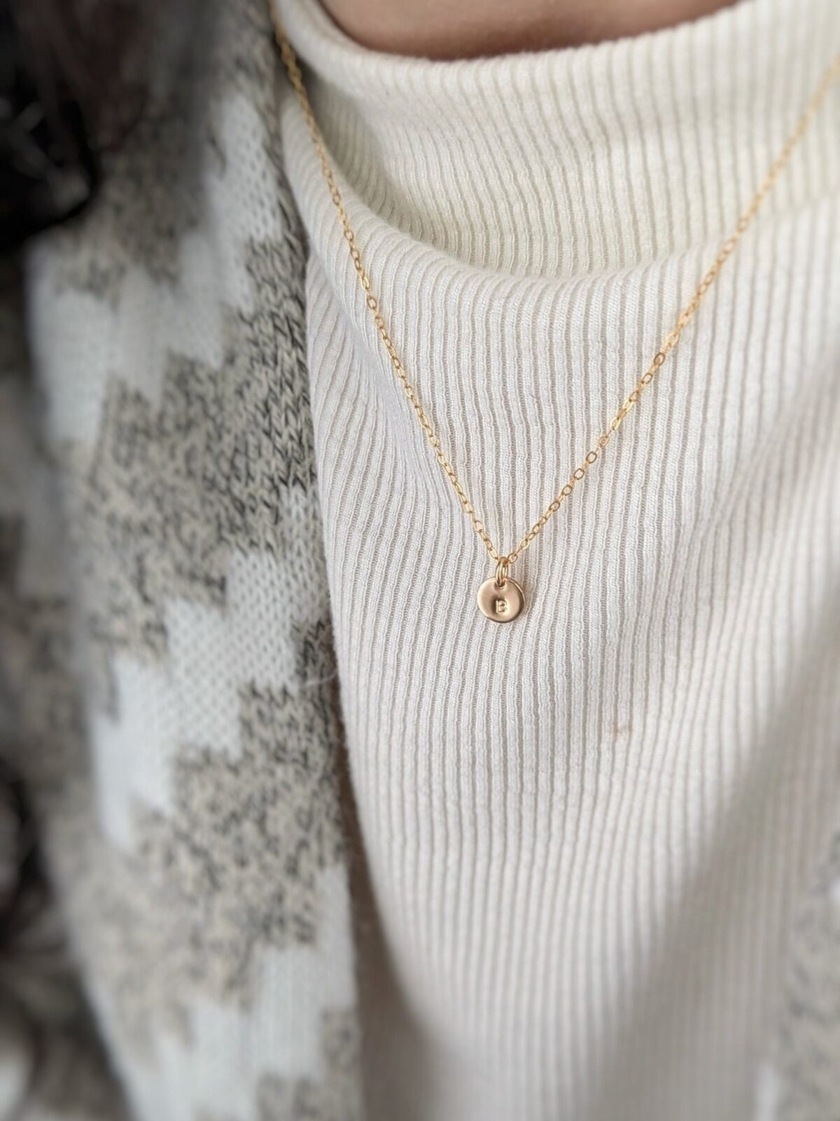 collier-petit-disque-lettre-lisse-773705 Collier petit disque lettré - Lisse - Peasejewelry