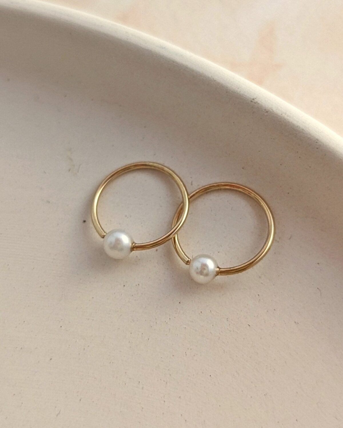 Dormeuses avec perles blanches - Peasejewelry