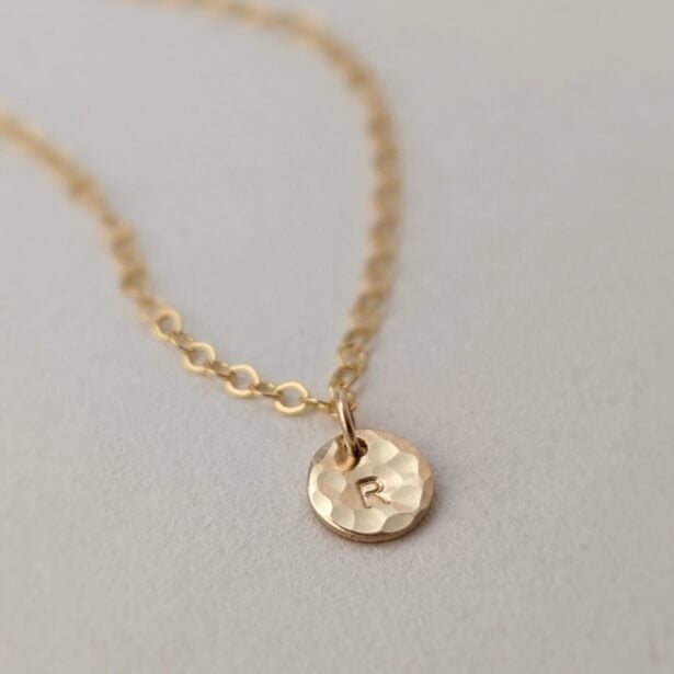 Collier petit disque lettré - Martelé